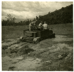 A-13068 Indonesië. Sumatra. Padang. Met een personeelscarrier door de natte sawah