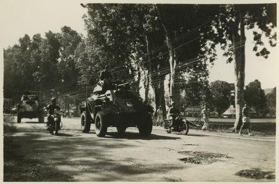 A-13076 Indonesië. Sumatra. Padang. Twee motorrijders en een pantservoertuig openen de parade
