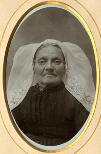 A-13131 Ouwerkerk. Maatje Cornelia Hoogerland (1835-1925), dochter van Cornelis Hoogerland en Geertruida de Moor. ...