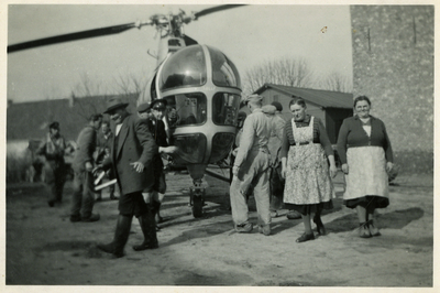 A-13169 Ouwerkerk. Ring. Een helicopter is geland op het grasveld aan de Ring naast de oude school (rechts), op de ...