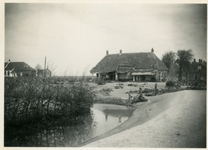 A-13191 Ouwerkerk. Hanenweg. De beschadigde achterkant van de woning Dorpszicht , bij het kruispunt ...