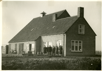 A-13198 Ouwerkerk. Stelweg. De nieuwgebouwde boerderij van de familie A. Kuijper