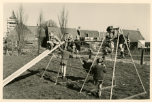 A-13363 Noordgouwe. Pauwstraat. Kleuterschool. Peuters aan het spelen