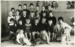 A-13371 Noordgouwe. Pauwstraat. Kleuterschool. Groepsfoto met kleuterleidster Maatje Provoost