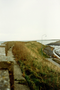A-13378 Bruinisse. Haven. De ingang van de oude Vissershaven, met de z.g.n. Murald muurtjes op de dijk