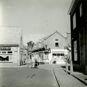 A-13388 Bruinisse. Ds. Waardenburgstraat. Kruispunt Ds. Waardenburgstraat, Oudestraat (rechts), Kerkplein (links), ...