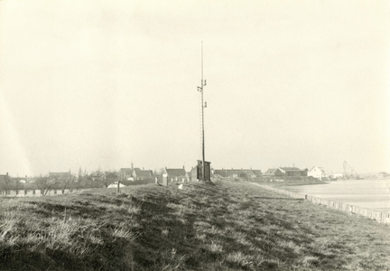 A-13413 Bruinisse. Vluchthaven. Het Baken op de dijk bij de Vluchthaven