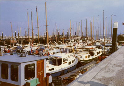 A-13422 Bruinisse. Havenkade. Recreatie boten afgemeerd in de Vissershaven, op de achtergrond liggen enkele mosselkotters