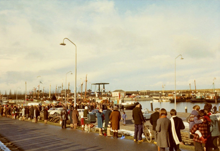 A-13424 Bruinisse. Havenkade. Mosselfeest, de mensen staan klaar om aan boord te gaan voor de rondvaart tijdens het ...