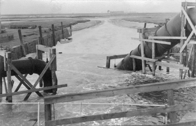 A-1747 Nieuwerkerk. Noorddijk. Bij het haventje ' Stevensluis', werd met een pomp na de dijkdichting het water uit de ...