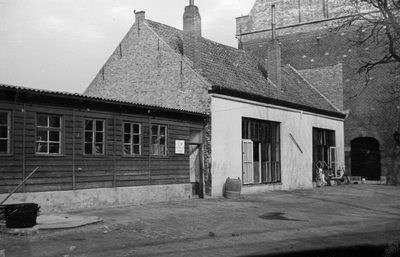 A-1757 Nieuwerkerk. Kerkplein. Het houten gebouw werd tot 1953 gebruikt als landbouwschool, daarnaast was de ...