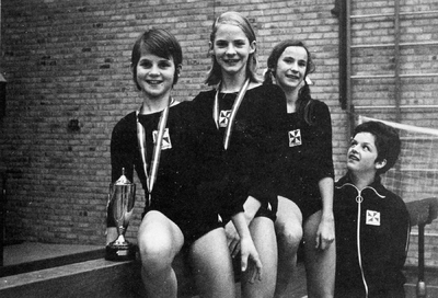 A-1940 Zierikzee. Delta Sport. Meisjeskampioenschappen/keurturnen Zebra: op de evenwichtsbalk Cora Hoogstrate (1e ...