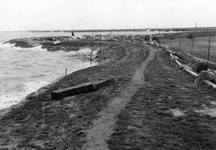 A-1950 Brouwershaven. Laatste stuk van de Noordwal waar hij overgaat in het dijkje langs de Grachtweg dat vervolgens ...