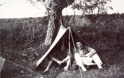 A-3376 Dichter Leo van Breen (Goes 1906-Taormina (It.) 1988) voor zijn tent in Renesse (rechts).