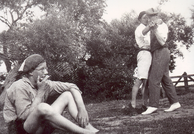 A-3377 Dichter Leo van Breen (Goes 1906-Taormina (It.) 1988) maakt een dansje tijdens zijn verblijf op een kampeerkamp ...