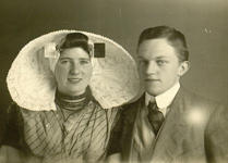 A-3378 Johannes Pieter Paulusse en zijn verloofde Janna Schipper. Paulusse was hoofdonderwijzer in Renesse (1916-1929). ...