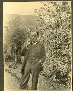 A-3403 Johannes Pieter Paulusse, hoofdonderwijzer te Renesse 1916-1929 in de tuin van zijn huis in Zaltbommel, waar hij ...