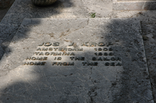 A-3429 Detail van het graf van dichter Leo van Breen (lrechts) en zijn partner Jos J. Krop in Taormina.