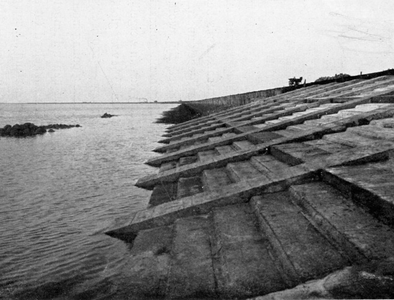 A-3467 Zeedijksglooiing van gewapend beton, nabij Zierikzee. Waterwerken van aannemer en uitvoerder Jacob van der Valk ...