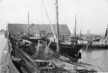 A-3526 Bruinisse. Havendijk. Enkele schepen op de helling bij de scheepswerf van de familie van Duivendijk. Na het ...