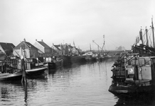 A-3529 Bruinisse. Haven. Een kijkje in de oude vissershaven, met gezicht op de bebouwing van het havenplateau. Enkele ...