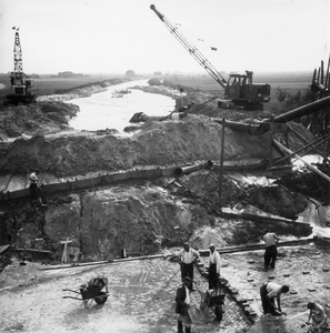 A-3539 Bruinisse. Noorddijk. De aanleg van het viaduct voor de oprit naar de Grevelingendam. Op de achtergrond de ...