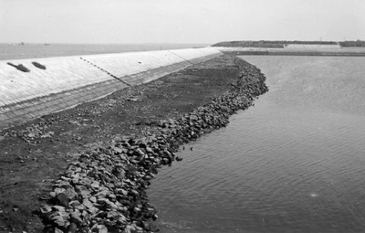 A-3541 Bruinisse. Werkhavenweg. De dammen van de aangelegde werkhaven die gebruikt wordt bij de aanleg van de Grevelingendam.