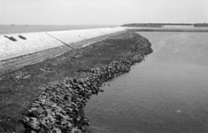 A-3541 Bruinisse. Werkhavenweg. De dammen van de aangelegde werkhaven die gebruikt wordt bij de aanleg van de Grevelingendam.