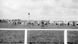 A-3593 Zierikzee. Kadeweg. Sportpark 'Bannink'. Gymnastiekbeoefening in de open lucht door leden van de ...