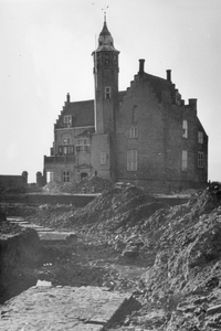A-9440 Renesse. Slot Moermond vanuit het oosten. Opgraving van de ringmuur van het eerste kasteel, aan de oostzijde ...
