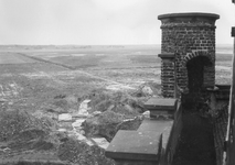 A-9442 Renesse. Slot Moermond. Gezicht op de ligging van het oorspronkelijke slot vanuit de goot van het bestaande slot