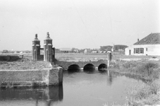 A-9499 Renesse. Slot Moermond. Slotpoort en brug richting de Laone, met rechts het koetshuis