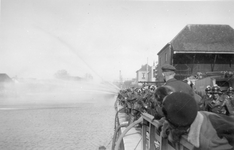 A-9555 Zierikzee. Vissersdijk. Demonstratie t.g.v. de viering van 25 jaar Vrijwillige Brandweer Zierikzee. Vanaf de ...