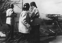 A-9643 Zierikzee. Woonwagenkamp, Weg naar de Val. De Vrijwillige Brandweer Zierikzee in actie tijdens de brand in een ...