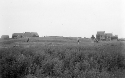 A-9677 Nieuwerkerk. Stoofweg. Een ruilverkaveling met afgraving van een vliedberg, ten westen van de Stoofweg. Rechts ...