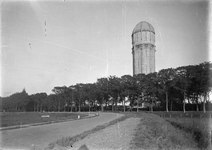 O-0036 Zierikzee. Nieuwe Koolweg. De uit 1930 daterende watertoren, gebouwd naar een ontwerp van ir. A.J Ilcken. De ...