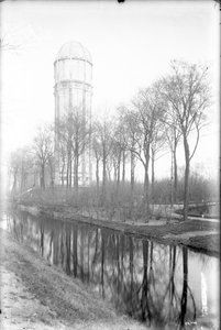 O-0043 Zierikzee. Nieuwe Koolweg. De uit 1930 daterende watertoren, gebouwd naar een ontwerp van ir. A.J Ilcken. Op de ...
