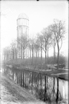 O-0043 Zierikzee. Nieuwe Koolweg. De uit 1930 daterende watertoren, gebouwd naar een ontwerp van ir. A.J Ilcken. Op de ...
