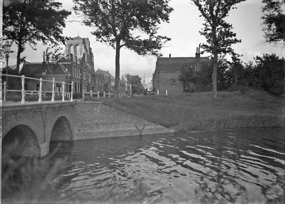 O-0047 Zierikzee. Westbrug, richting Weststraat, gezien vanaf de Grachtweg. Op de voorgrond de Zoutegracht.
