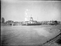 O-0052 Zierikzee. Gezicht op Nieuwe Haven en Luitje, midden: Provinciale spoorboot 'Prins Willem I'. Op de voorgrond de ...