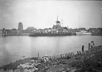 O-0056 Zierikzee. Gezicht op 't Luitje met provinciale boot m.s. Prins Willem I. Op de voorgrond de z.g. 'Zwemhaven'.