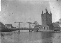 O-0062 Zierikzee. Zuidhavenpoort buitenzijde, met ophaalbrug, gezien vanaf de houten noodbrug . Links de Engelse Kade.