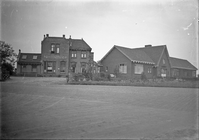 O-0073 Noordgouwe. Lnks het oude ziekenhuis uit 1903, rechts het latere, uit 1942 daterende ziekenhuis.