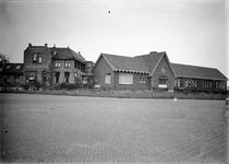 O-0088 Noordgouwe. Links het uit 1903 daterende oude ziekenhuis, rechts het latere, uit 1942 daterende ziekenhuis.