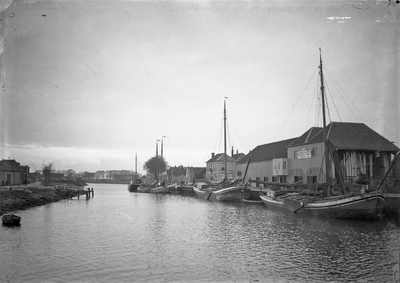 O-0095 Zierikzee. Scheepstimmerdijk (links), Vissersdijk (rechts). Links het scheepswerfje van Van der Velde en de ...