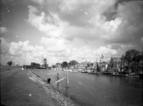 O-0124 Zierikzee. Nieuwe Haven, gezien vanaf de Engelse Kade. Op de achtergrond molen 'De Haas'.