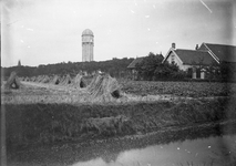 O-0126 Zierikzee. Zandweg. Op de achtergrond de watertoren, in 1930 gebouwd naar een ontwerp van ir. A.J. Ilcken. ...
