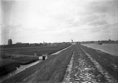 O-0129 Zierikzee. Havenkanaal vanaf de Westhavendijk. In het kanaal S.S. Schelde van Van Gastel/V.d. Schuyt.