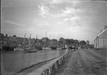 O-0132 Zierikzee. Nieuwe Haven, gezien van de Oosthavendijk. Rechts: de Steenbakkerij.