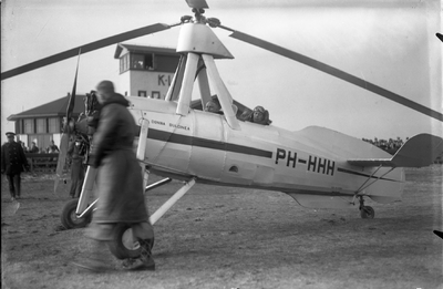 O-0138 Haamstede. Vliegveld. Het éénjarig bestaan van de Eerste Zeeuwsche Jeugd Luchtvaartclub werd te Zierikzee en ...